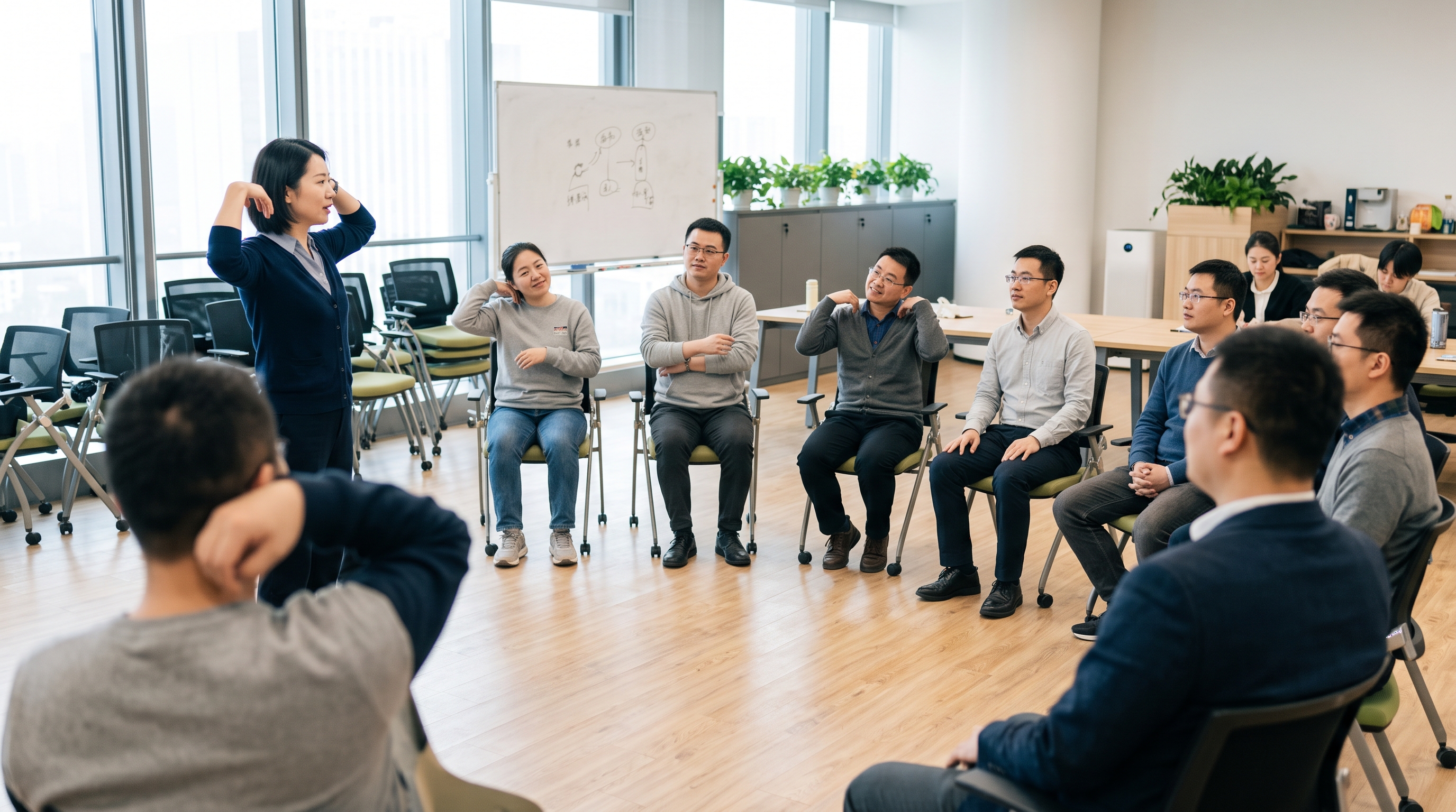 中国企业员工参与健康主题活动，讲师示范肩颈放松动作
